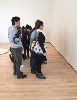 男子将眼睛放美术馆灯下引围观,男子把眼镜放在博物馆