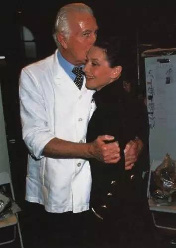 拥有奥黛丽赫本的优雅,奥黛丽赫本一生把优雅做到了极致