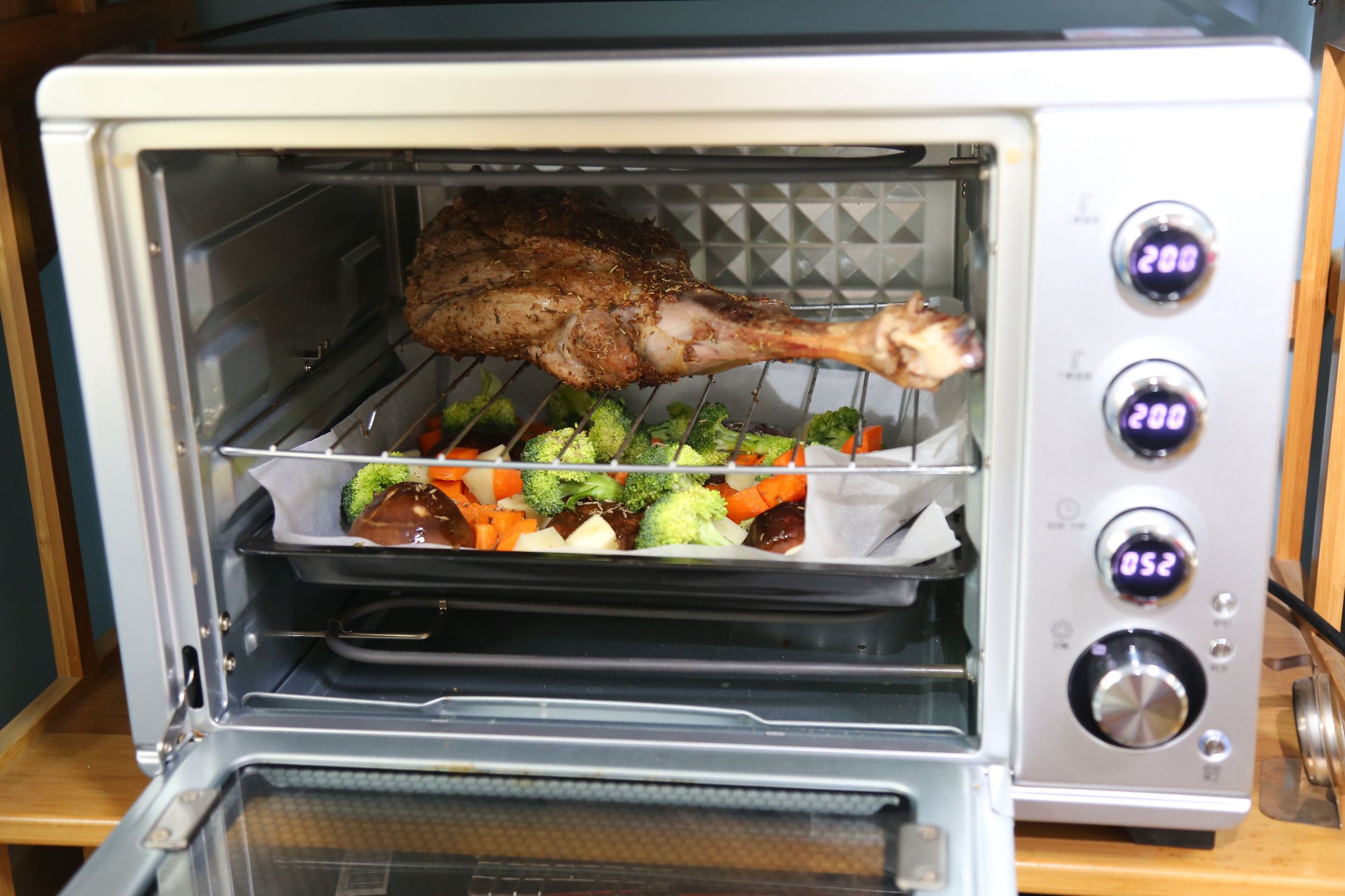 烤羊腿和烤小羊腿,羊腿怎么烤好吃碳烤羊腿