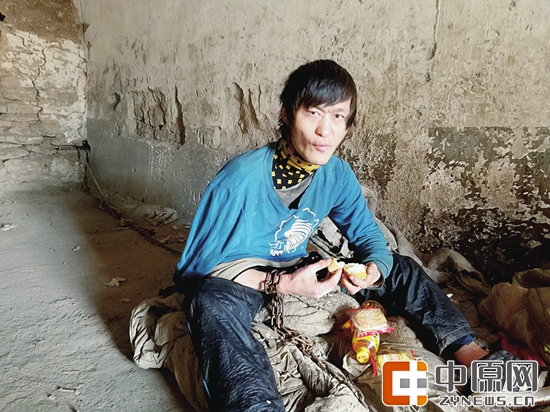 聋哑男子精神失常被母亲锁窑洞10多年老太：谁能帮我儿子去掉锁链？