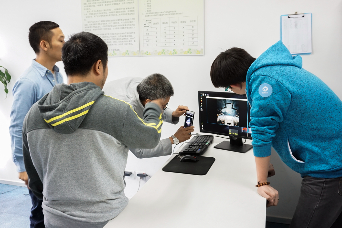 VR领域的标杆、传说中的HTCvive，体验起来到底如何？