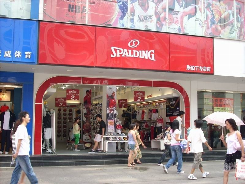 一双篮球鞋成本大概多少钱,一双篮球鞋上印有城市