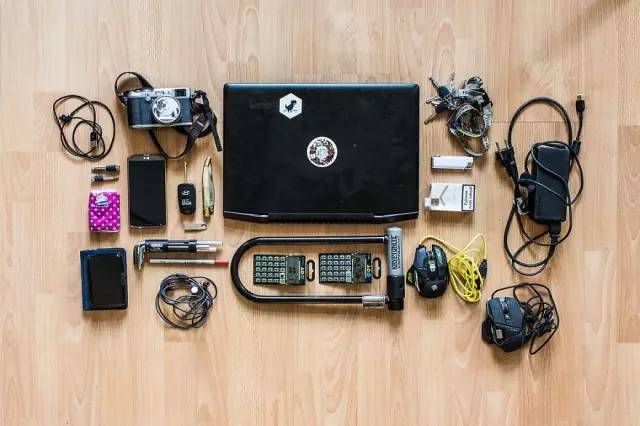 我们撬开了14个黑客的背包，看了看他们每天究竟带着些什么