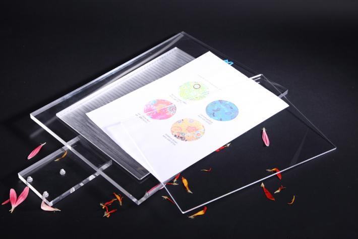 它神奇到能够让光线拐弯，毛主席像章都曾用它制作