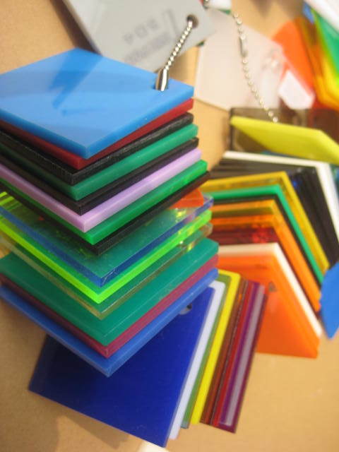 它神奇到能够让光线拐弯，毛主席像章都曾用它制作