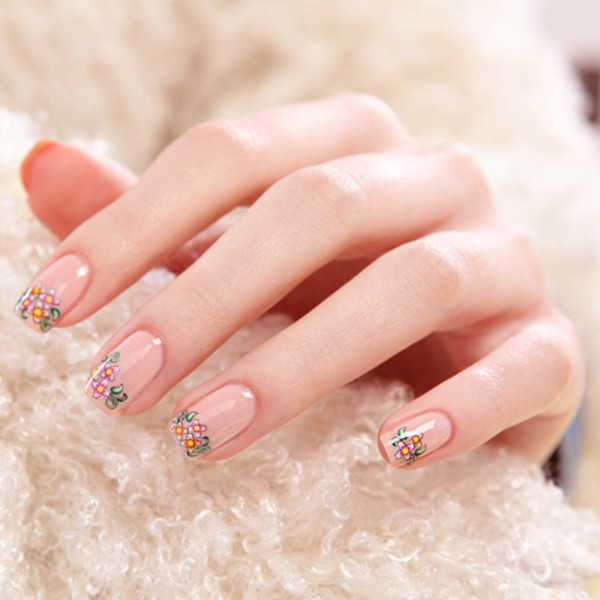 红色指甲油配哪种颜色指甲油好看,两种颜色的指甲油搭配技巧