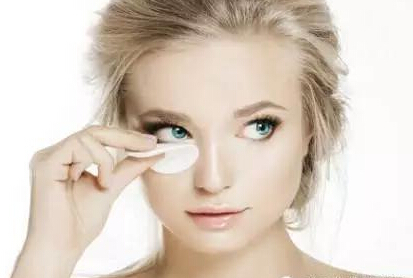 解决眼袋只需要三步,有眼袋不要慌用这个方法简单实用