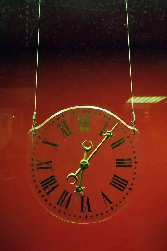 我们把专门给皇上修表的那位师傅“挖”出来了