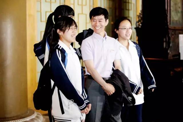 我们把专门给皇上修表的那位师傅“挖”出来了