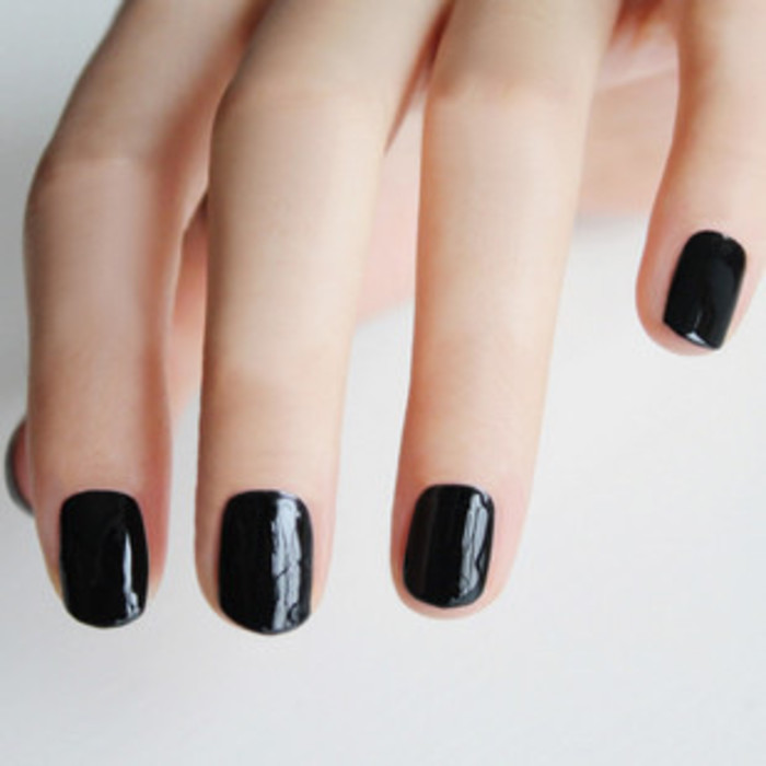 红色指甲油配哪种颜色指甲油好看,两种颜色的指甲油搭配技巧