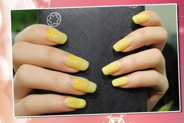 红色指甲油配哪种颜色指甲油好看,两种颜色的指甲油搭配技巧