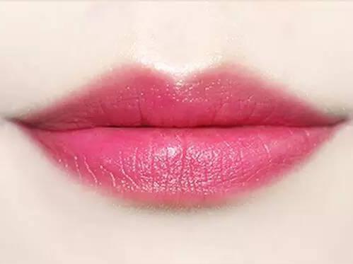 两个涂口红的小窍门,涂口红的正确方法不用什么都能涂