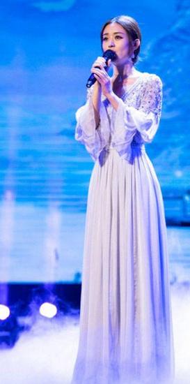 白玉兰奖颁奖典礼赵丽颖内场礼服,白玉兰奖颁奖典礼赵丽颖红毯照片