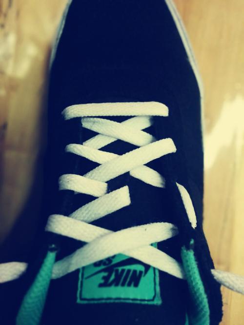 鞋舌一体不跟脚怎么办,鞋舌一只歪一只不歪质量问题吗