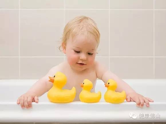 小孩热痱子的最佳处理方法,娃儿热起痱子了一般多久能好