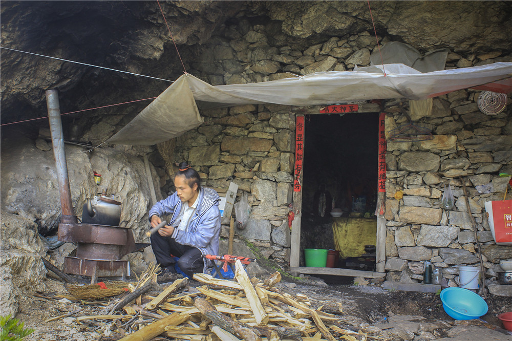 80后小伙隐居嵩山最高峰8年，怎么做到的？｜豫记