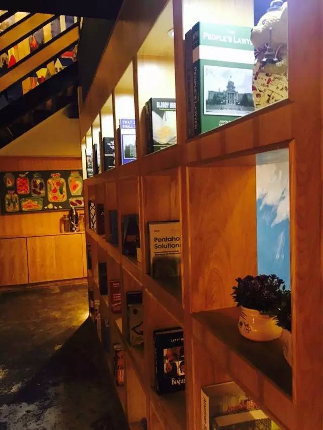 团长探店这是欧巴代言的炸鸡店！你们都不要拦我！我必须要去