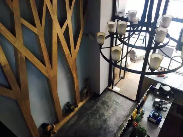 团长探店这是欧巴代言的炸鸡店！你们都不要拦我！我必须要去