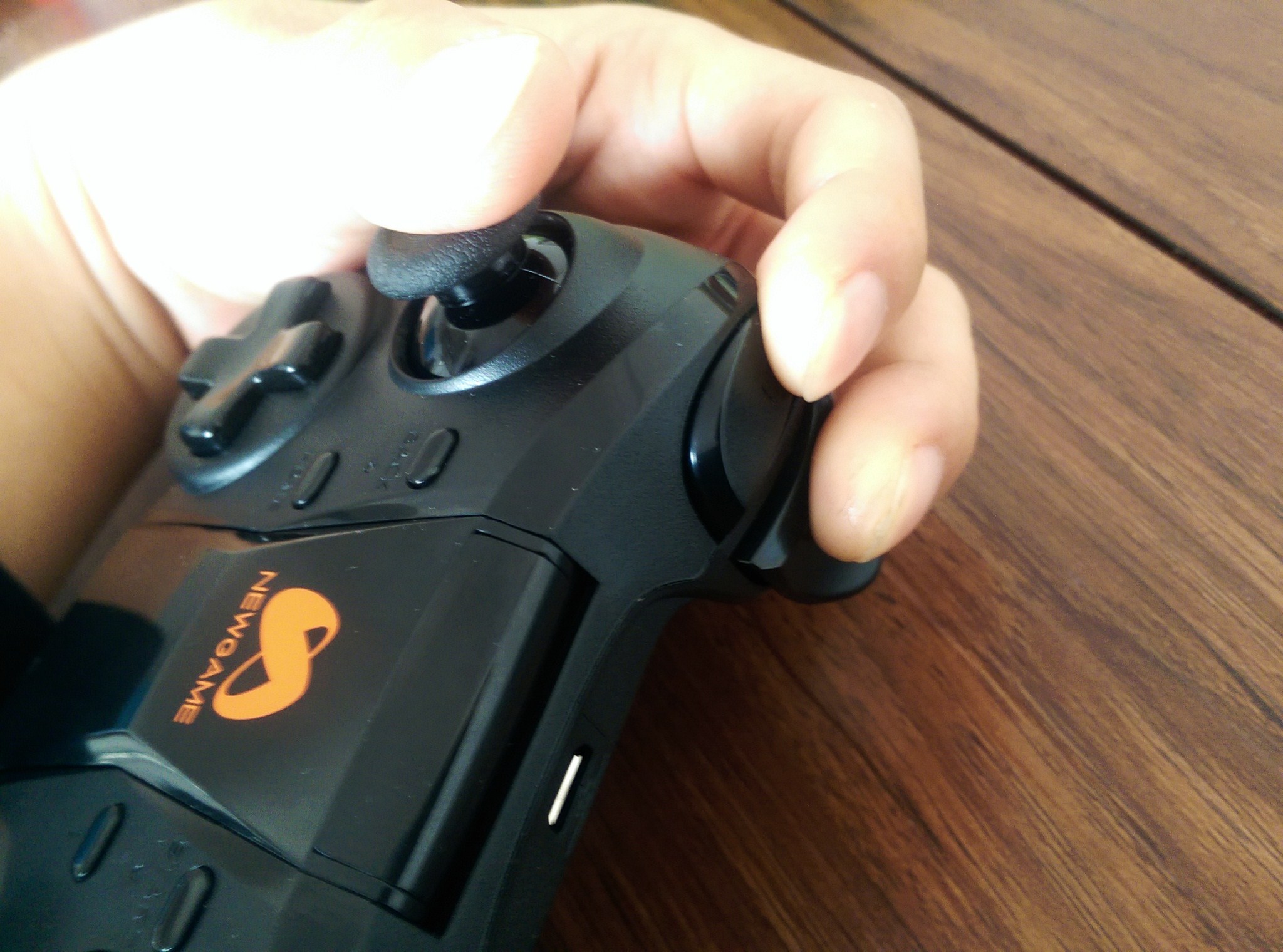 q1游戏手柄怎么样,新游智能游戏手柄q1pro