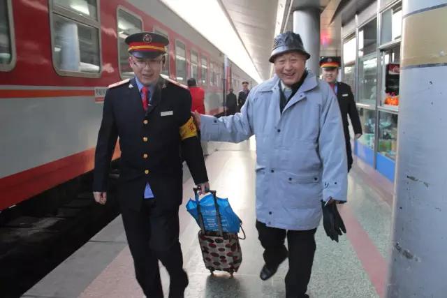 火车上列车员是干什么的,铁路列车员收入