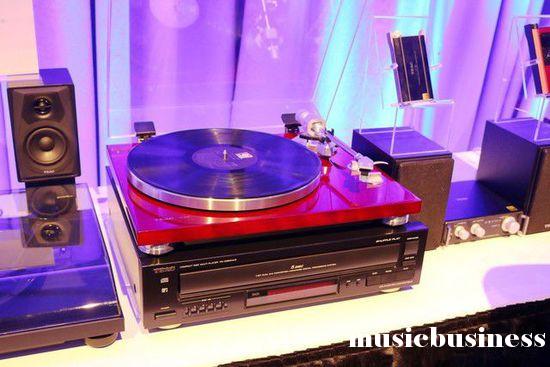 争奇斗艳，看看CES上与黑胶有关的新玩意！