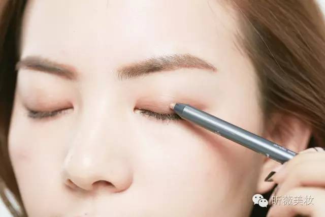 裸色系眼影棒,一盘眼影能够搞定全脸妆容推荐