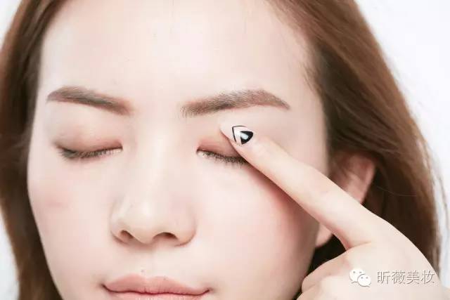 裸色系眼影棒,一盘眼影能够搞定全脸妆容推荐