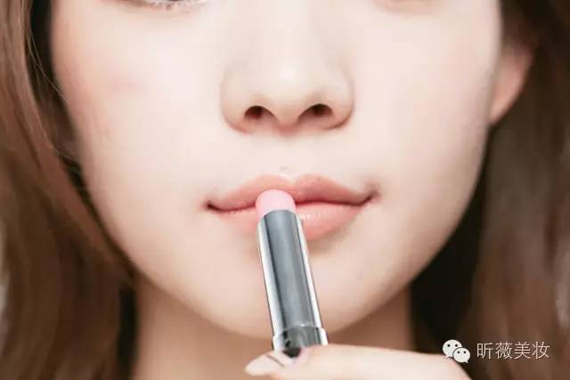 裸色系眼影棒,一盘眼影能够搞定全脸妆容推荐