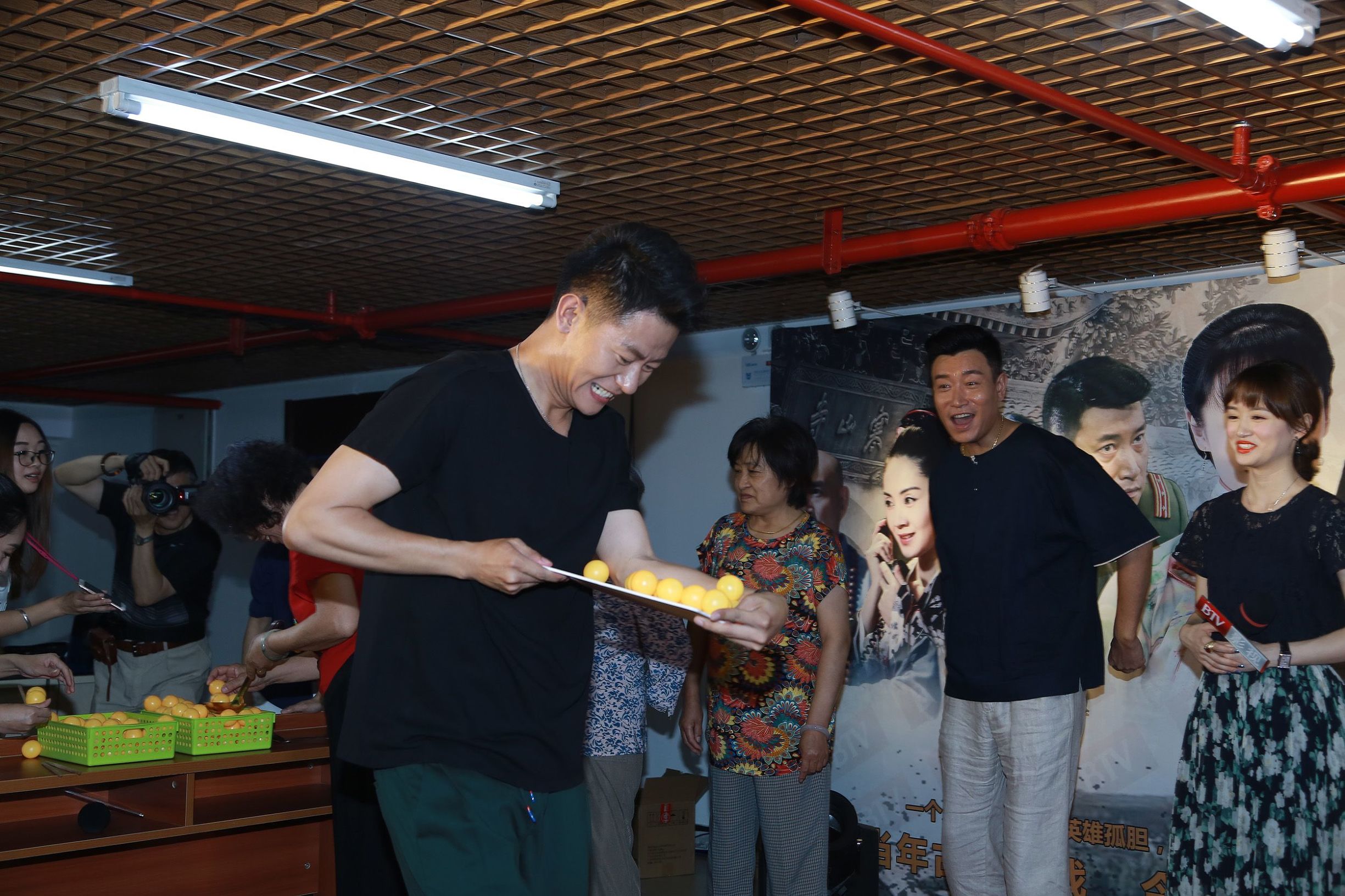 《寒山令》剧组走进永外街道现场大玩护宝接力