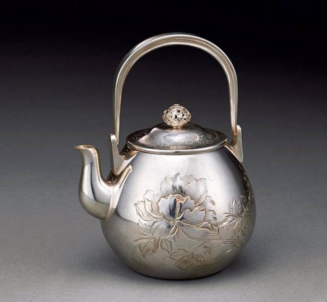 银壶和铁壶烧水泡茶区别,用银壶煮水好还是用银壶泡茶好