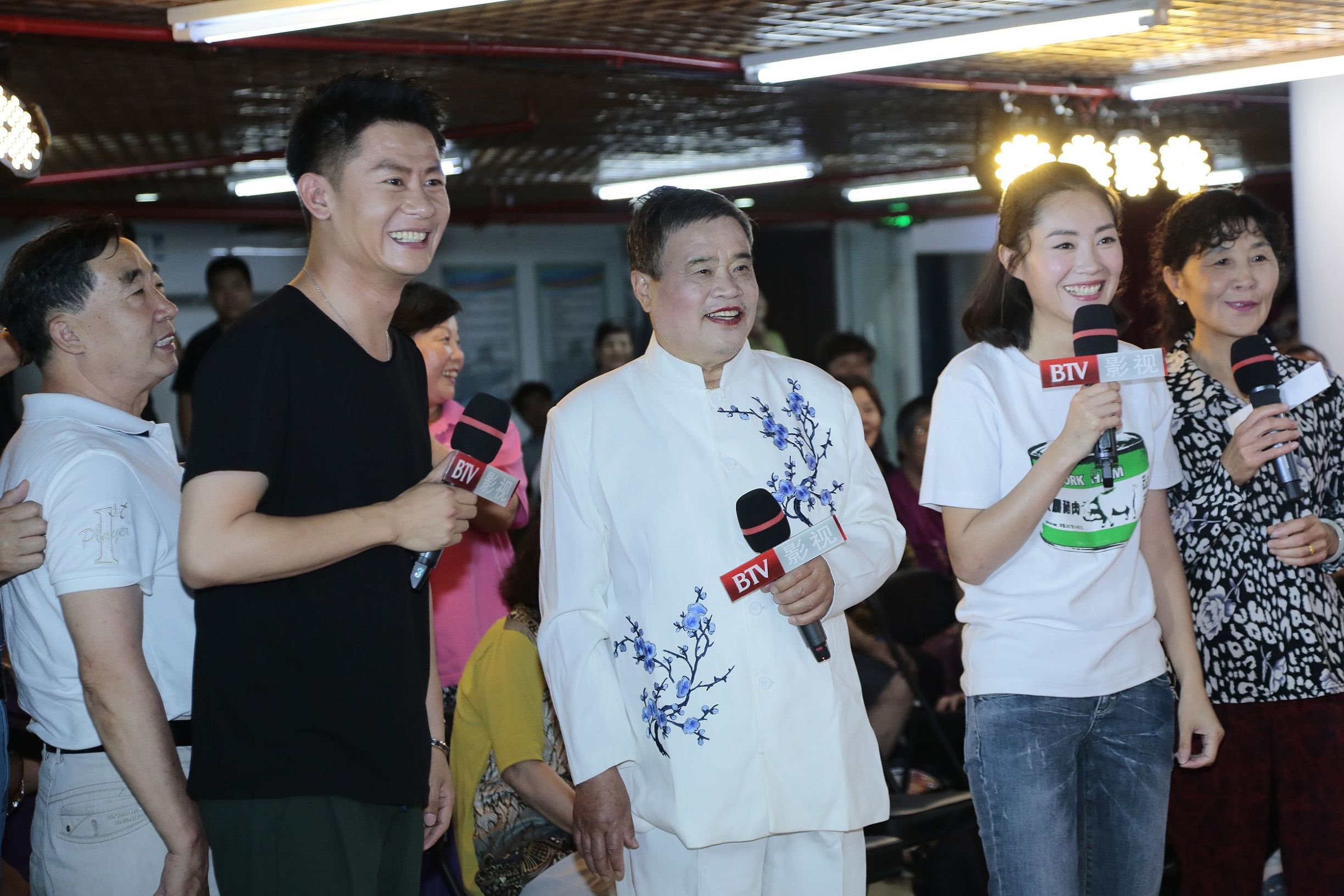 《寒山令》剧组走进永外街道现场大玩护宝接力