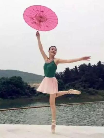 60岁阿姨像20岁少女,60岁阿姨看起来像20多岁的女人