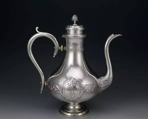 银壶和铁壶烧水泡茶区别,用银壶煮水好还是用银壶泡茶好