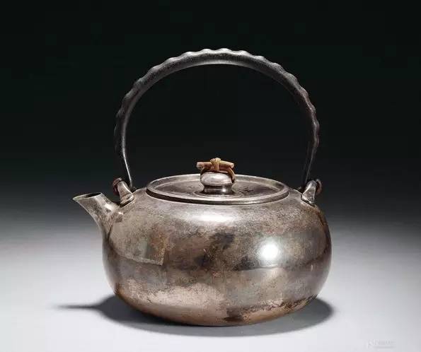 银壶和铁壶烧水泡茶区别,用银壶煮水好还是用银壶泡茶好