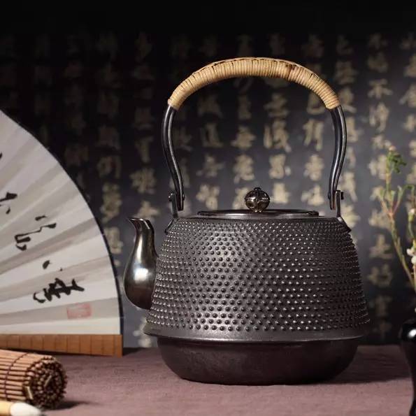 银壶和铁壶烧水泡茶区别,用银壶煮水好还是用银壶泡茶好