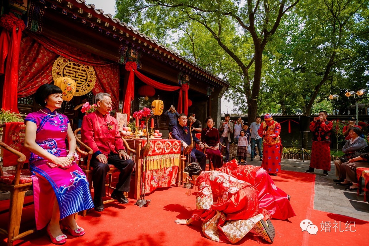 分毫不差按清朝老北京规矩结婚新郎三支箭射向端庄典雅新娘