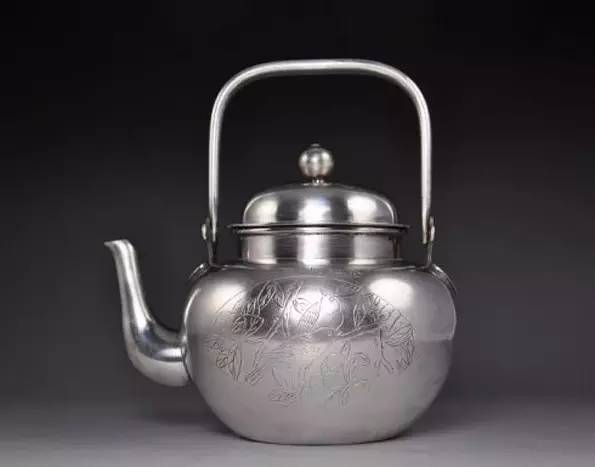 银壶和铁壶烧水泡茶区别,用银壶煮水好还是用银壶泡茶好