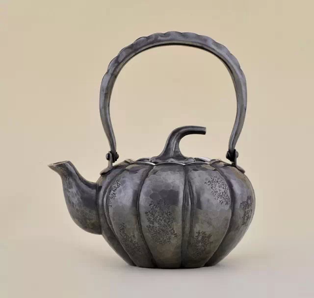 银壶和铁壶烧水泡茶区别,用银壶煮水好还是用银壶泡茶好