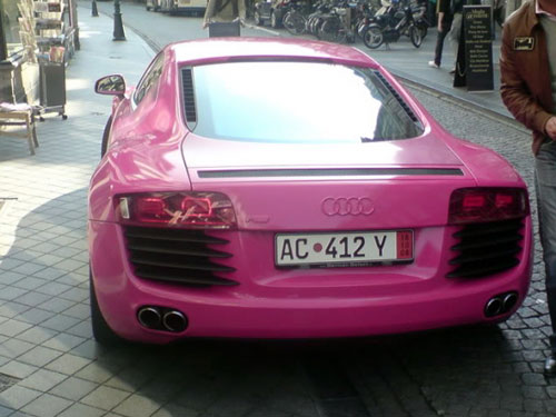 没想到卡塔尔王子还有一款这样的粉色车型太现眼了