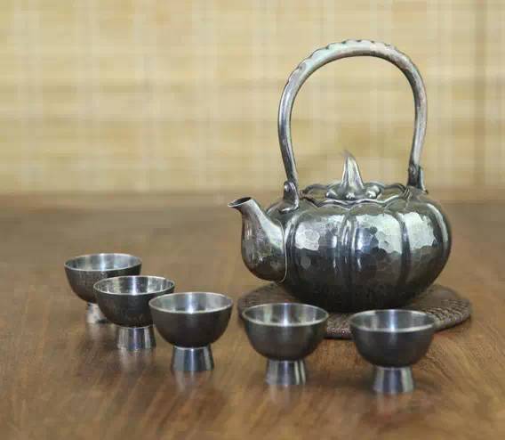 银壶和铁壶烧水泡茶区别,用银壶煮水好还是用银壶泡茶好