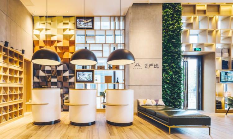 你今天还在爆买的大牌包包、鞋子，其实在国外已经关店倒闭了