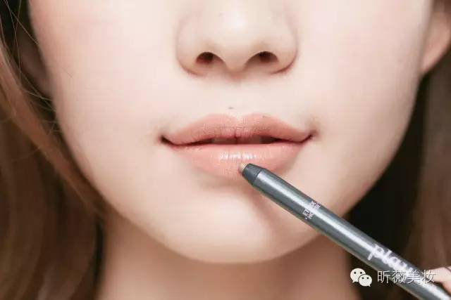 裸色系眼影棒,一盘眼影能够搞定全脸妆容推荐