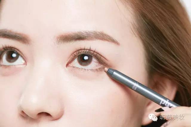 裸色系眼影棒,一盘眼影能够搞定全脸妆容推荐