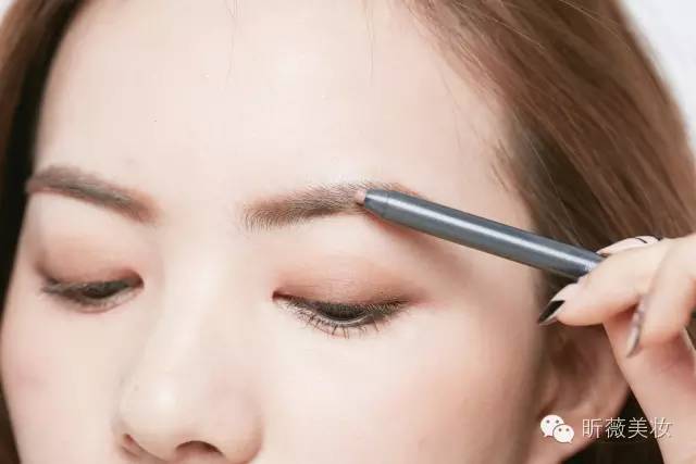 裸色系眼影棒,一盘眼影能够搞定全脸妆容推荐