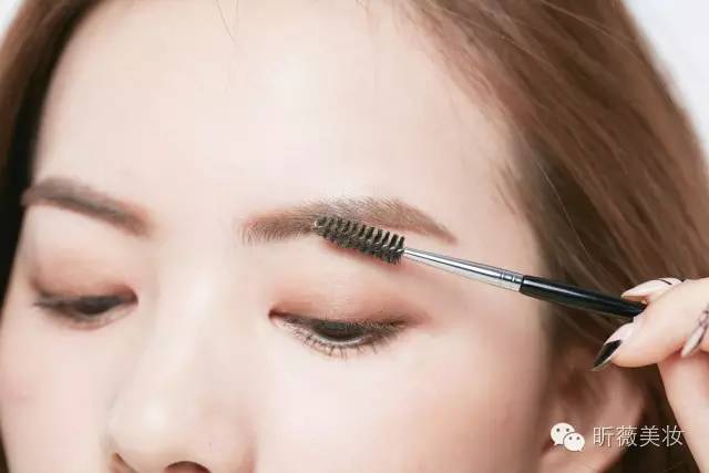 裸色系眼影棒,一盘眼影能够搞定全脸妆容推荐