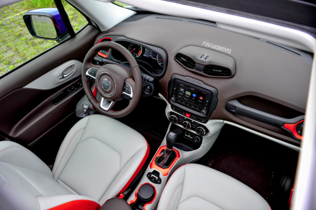 jeep自由侠试驾第一视角,毒辣车评jeep自由侠