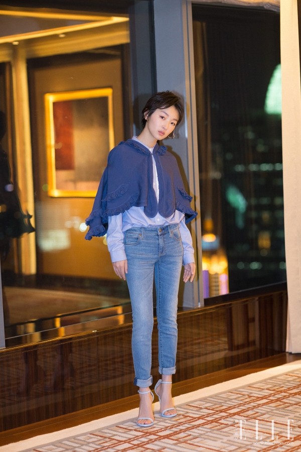 衬衫牛仔裤搭配高跟鞋,钟楚曦和张雪迎谁漂亮