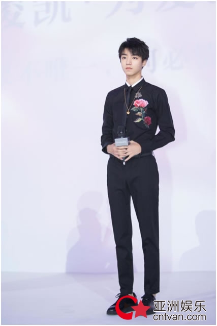 王俊凯roseonly礼盒,王俊凯上海roseonly活动