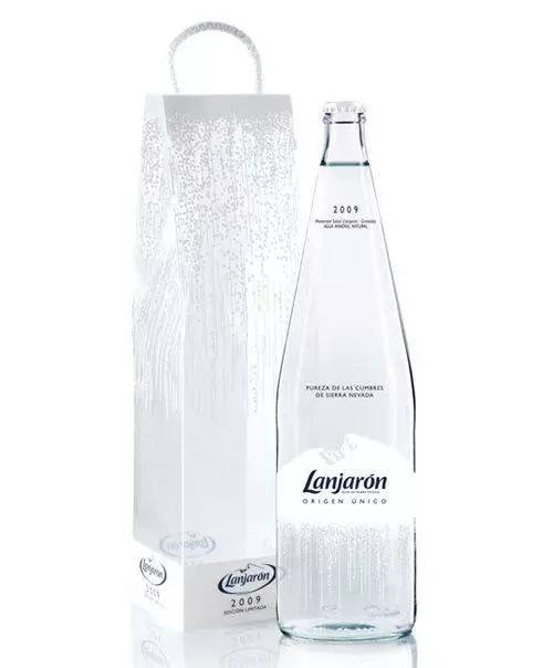 小瓶子们装的不是水，是逼格。