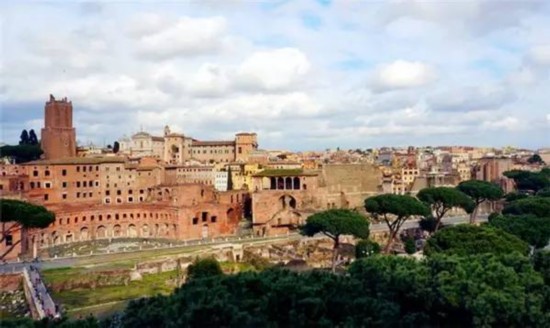 我说：成都是国际购物天堂，你服不？咱从退税讲起...